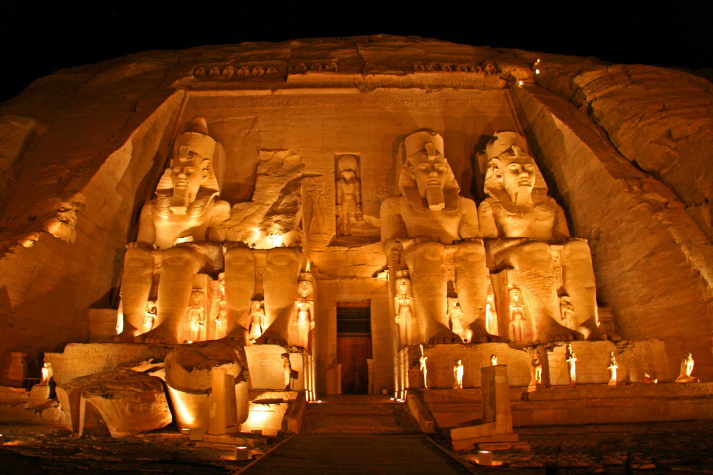 Voir les pyramides de Saqqarah et de Dahchour et les colosses de Ramsès II