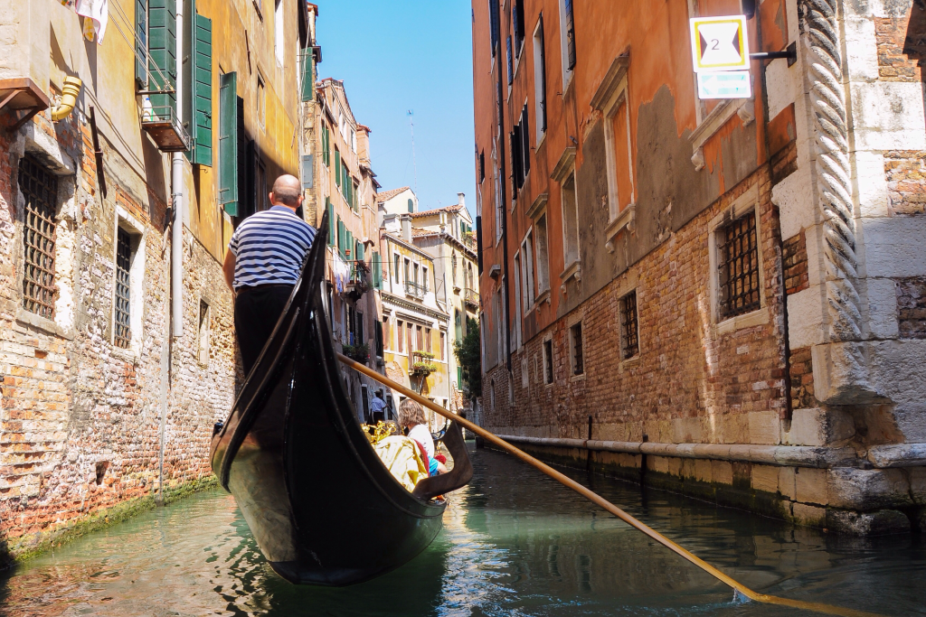 Faites une promenade en gondole sur le Grand Canal