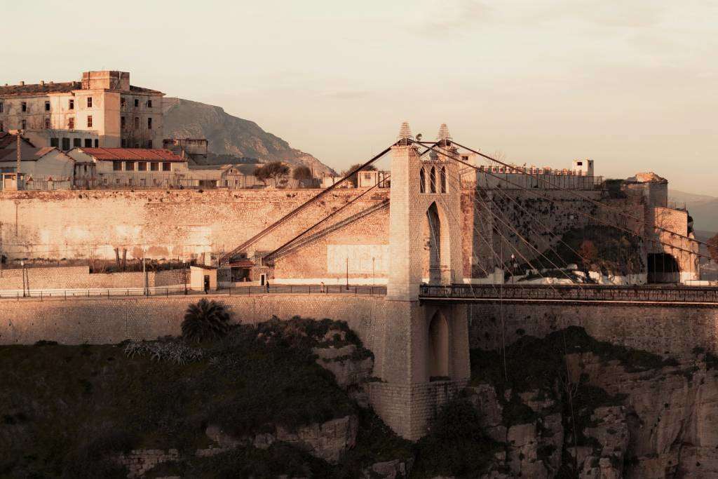 Promenade sur le pont de Sidi M'Cid