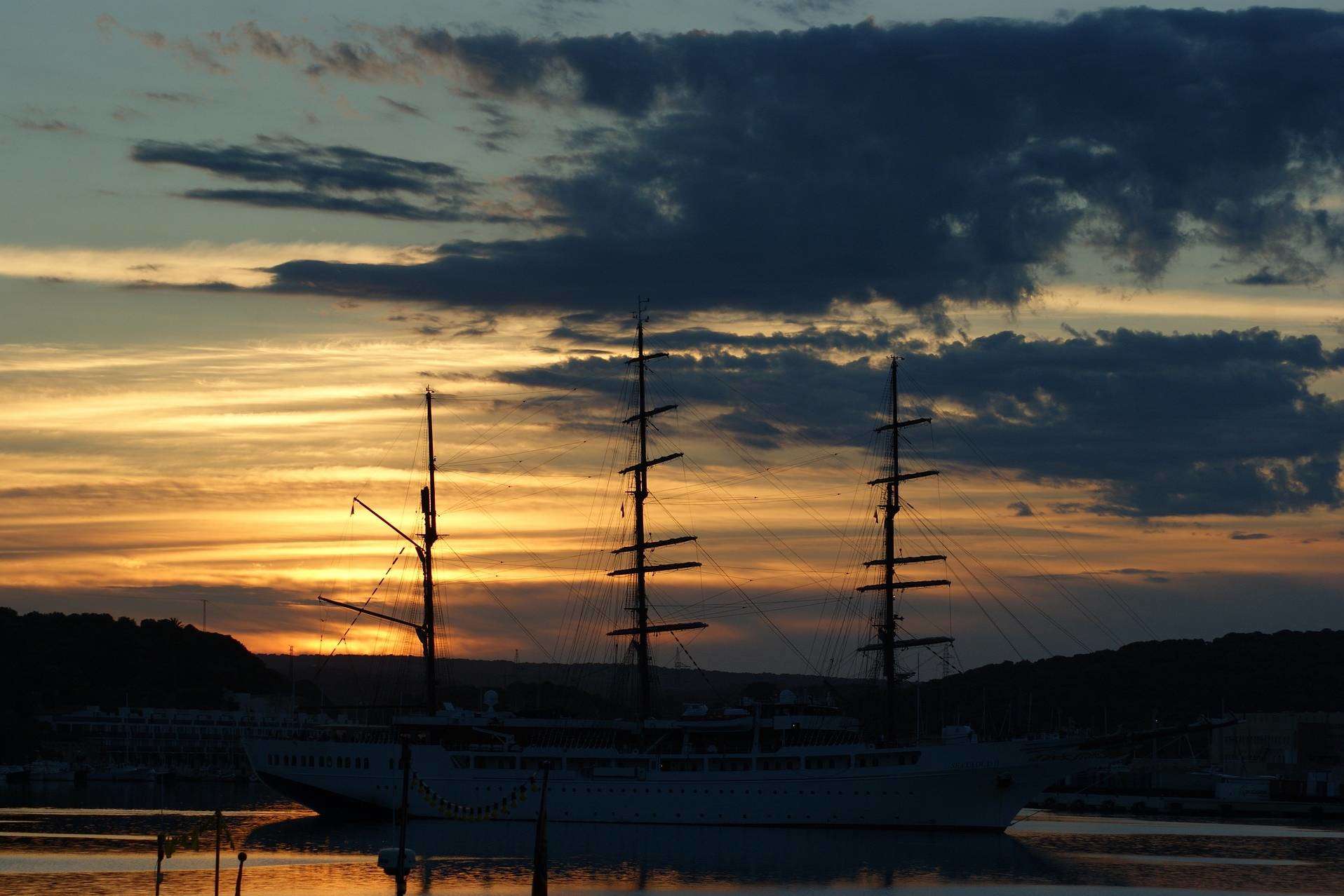 Faites le tour de l'île en bateau