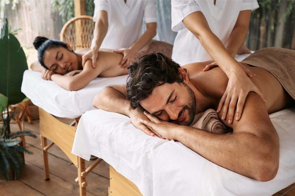 Massage relaxant en couple dans un spa traditionnel