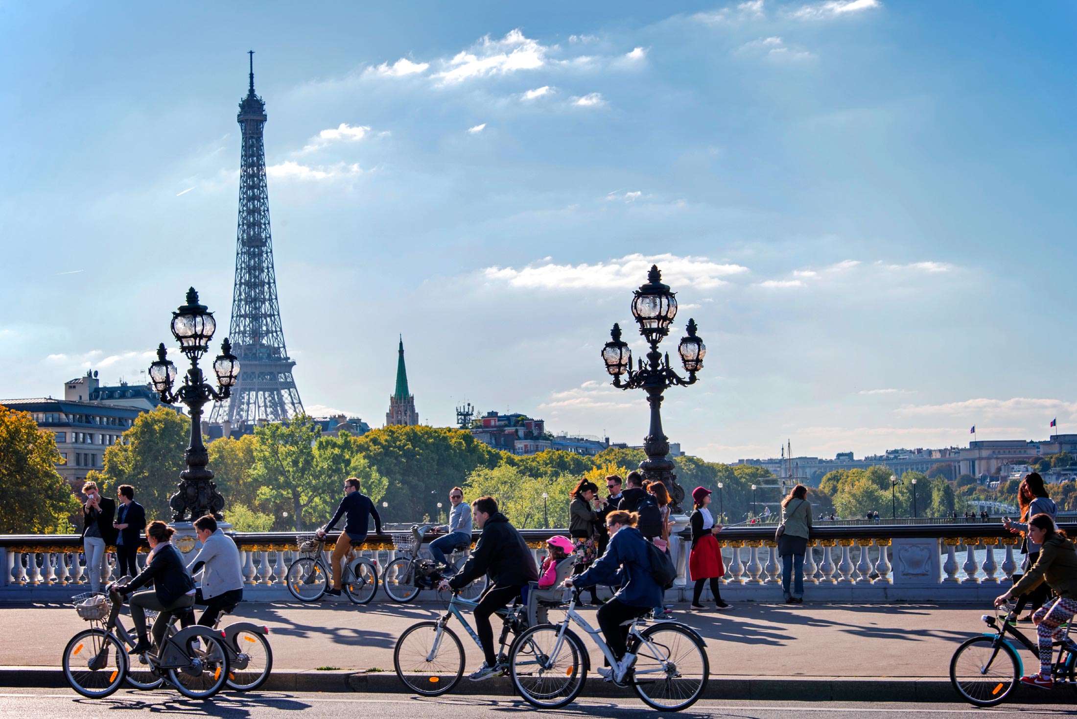 Fietsen door zonnig Parijs met Eiffeltoren in de achtergrond